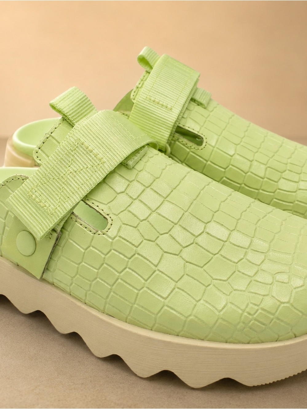 SOREL Women’s Kinetic Impact II Mule Croc Embossed Clogs Lime Green NIB